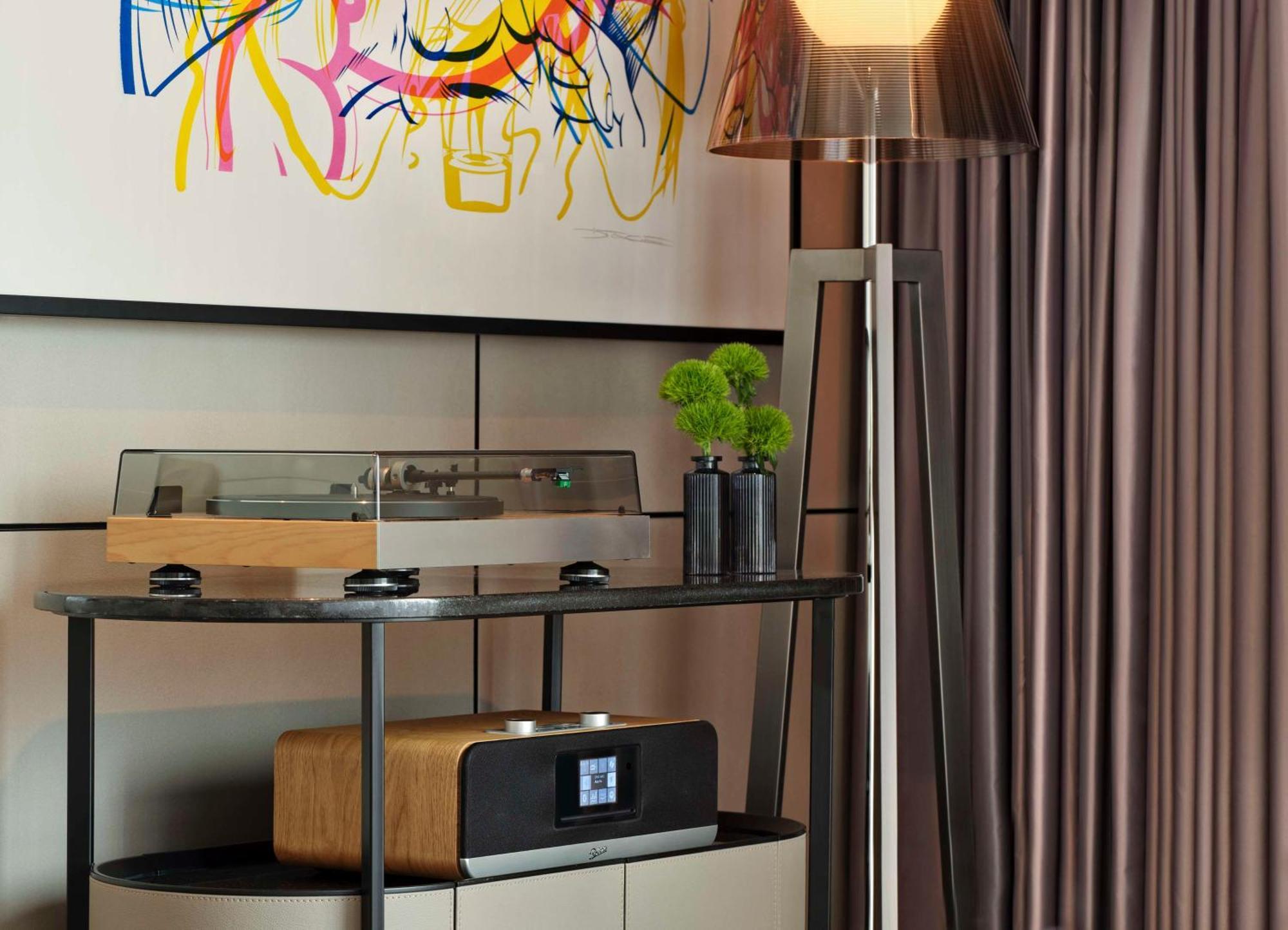 Art'Otel London Hoxton, Powered By Radisson Hotels Экстерьер фото